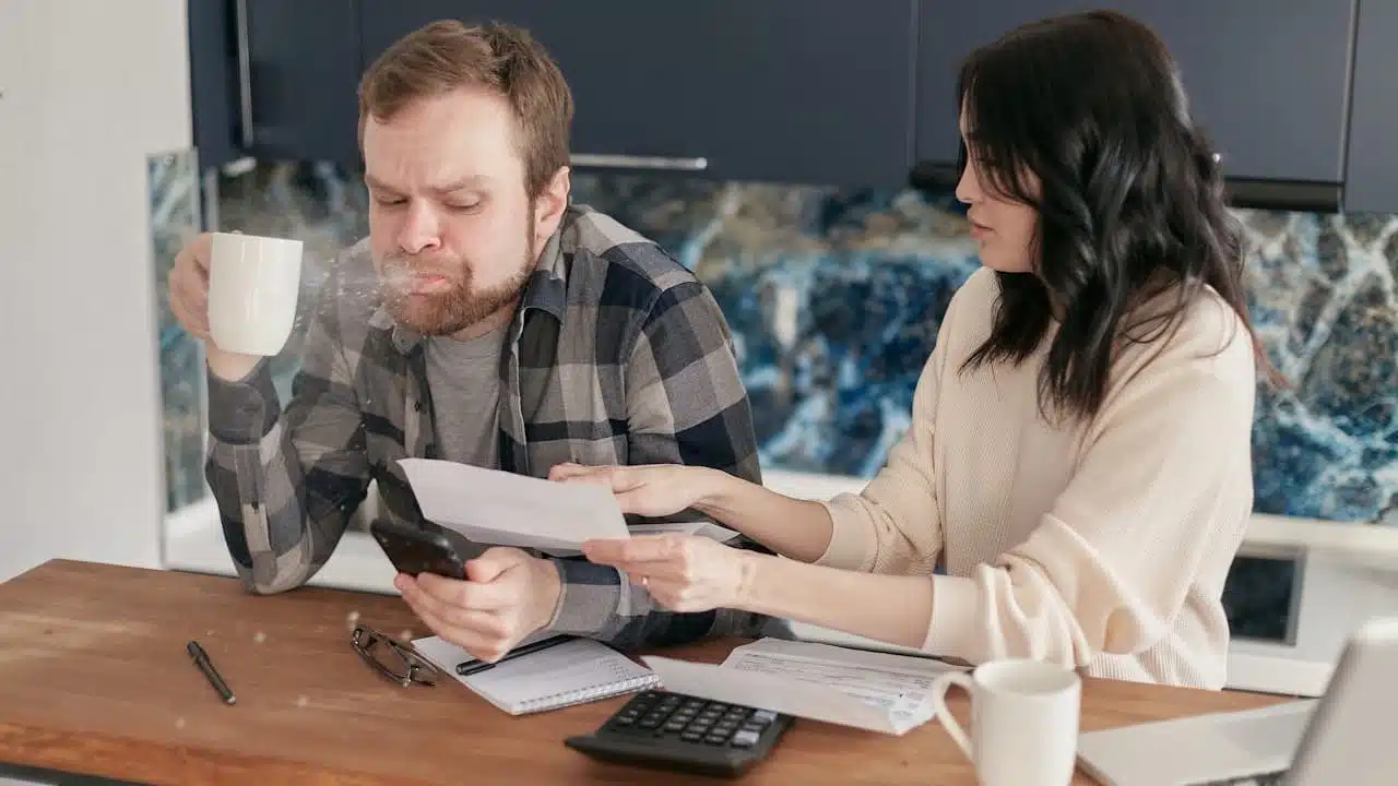 查看国税局欠税通知的夫妇
