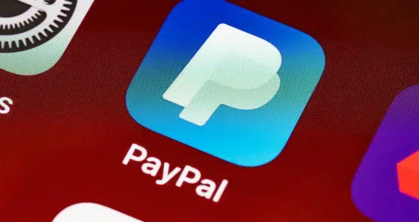 Primer plano del icono de la aplicación de PayPal en la pantalla de un smartphone, con el logotipo azul y blanco, que destaca el proceso de inicio de sesión de PayPal para usuarios móviles.